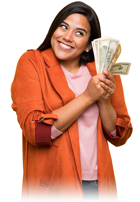 Mujer con dinero en efectivo de un préstamo de registro en arizona